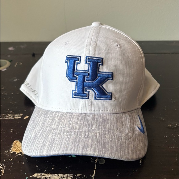 Nike Dri-Fit UK Cap White & Blue Retailed at $20 - AT LOWEST RECOMMENDED LISTING - Picture 3 of 5